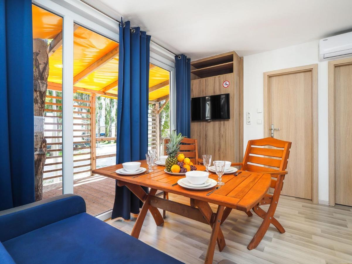 אומיס Mediteran Travel Mobile Homes Galeb מראה חיצוני תמונה